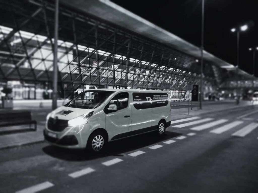 Planujesz lot i potrzebujesz transportu z Rybnika na lotnisko? Oferujemy szybkie i komfortowe przejazdy na lotnisko Katowice Pyrzowice oraz Kraków Balice.

## Ile trwa przejazd z Rybnika na lotnisko?

Czas przejazdu zależy od trasy i warunków drogowych, jednak średnio wynosi od 60 do 90 minut.

## Ile kosztuje bus na lotnisko?

Cena zależy od liczby pasażerów oraz miejsca odbioru. Dla grup wynajem busa jest najkorzystniejszym rozwiązaniem.

## Dlaczego warto wybrać transport z nami?

- punktualność  
- komfort  
- brak stresu przed lotem  

📞 691 242 691  
📧 kontakt@matt-transport.pl  

Zarezerwuj transport na lotnisko z Rybnika już dziś.